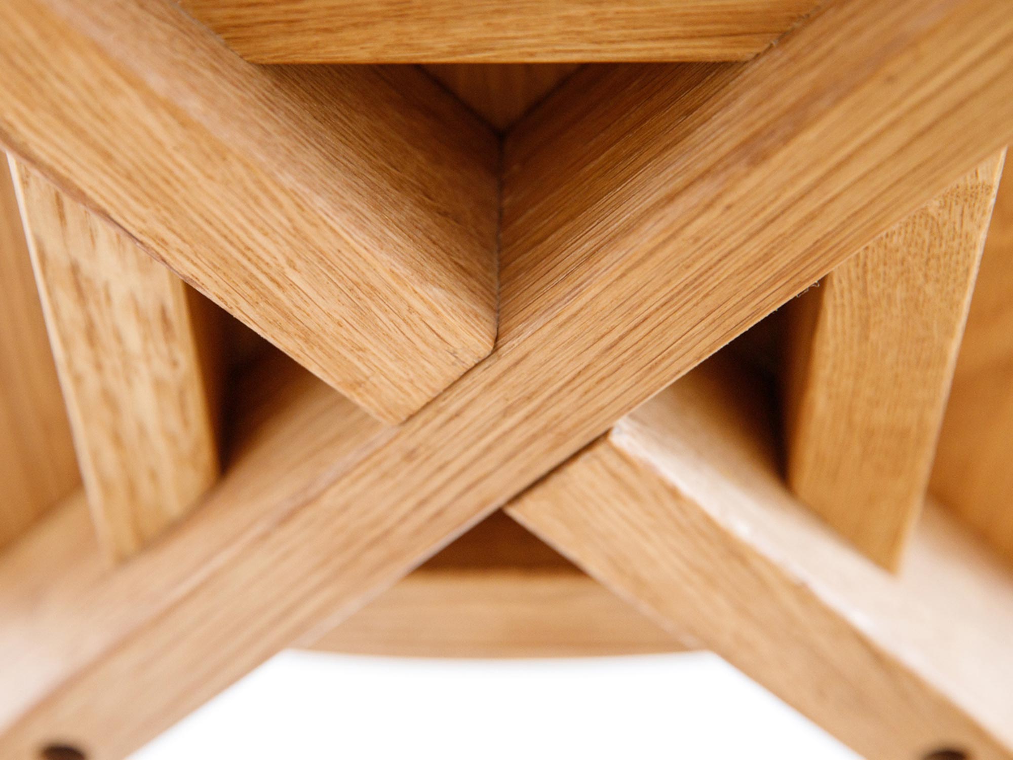 Spód drewnianego krzesła