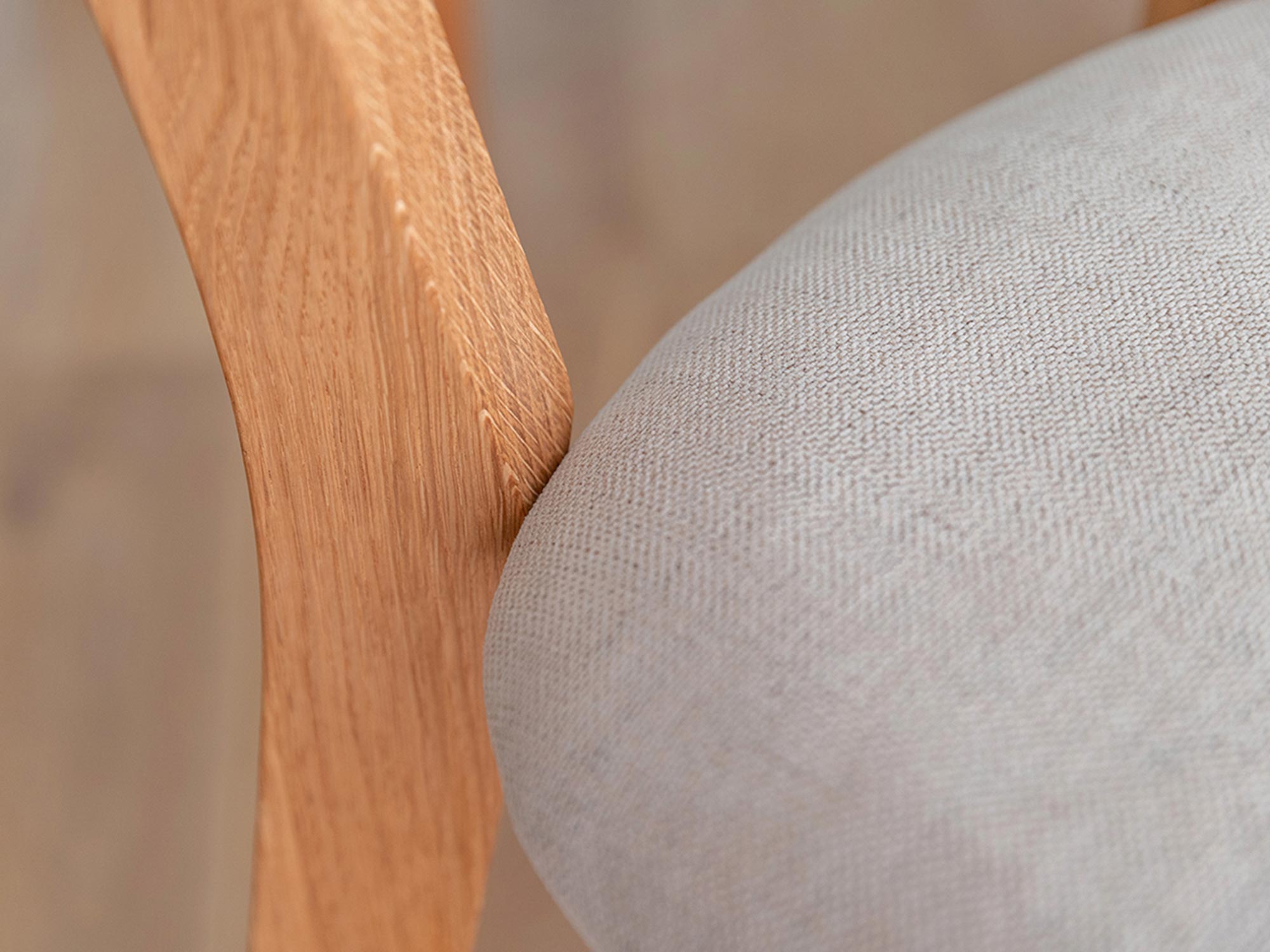 Profilowany bok siedziska i ramy krzesła z litego drewna