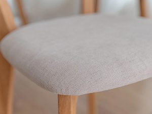 Miniaturka 7 - Tapicerowane siedzisko w jasnoszarej tkaninie, miękkie wykończenie