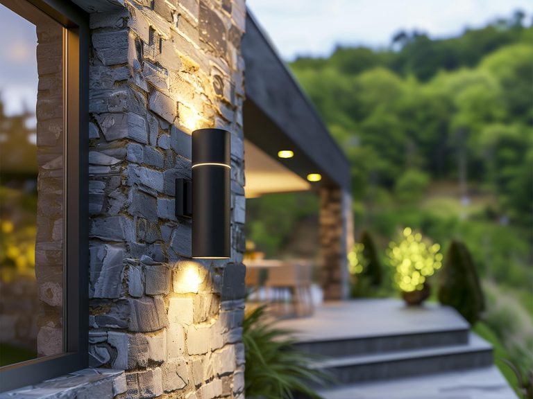 Lampy zewnętrzne elewacyjne – jakie wybrać dla bezpieczeństwa i stylu