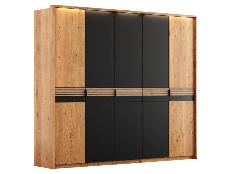 Duża szafa z drewna i czarnych paneli w stylu nowoczesnym