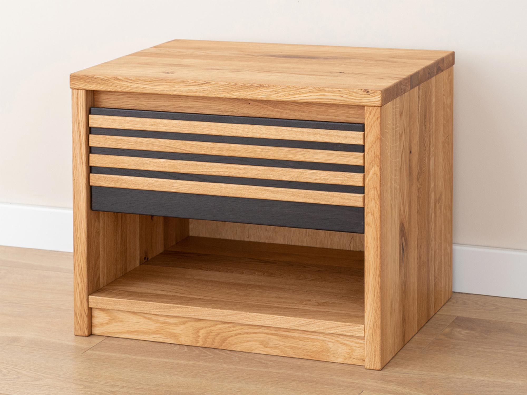 Szafka nocna z litego dębu z półką i ozdobnym frontem