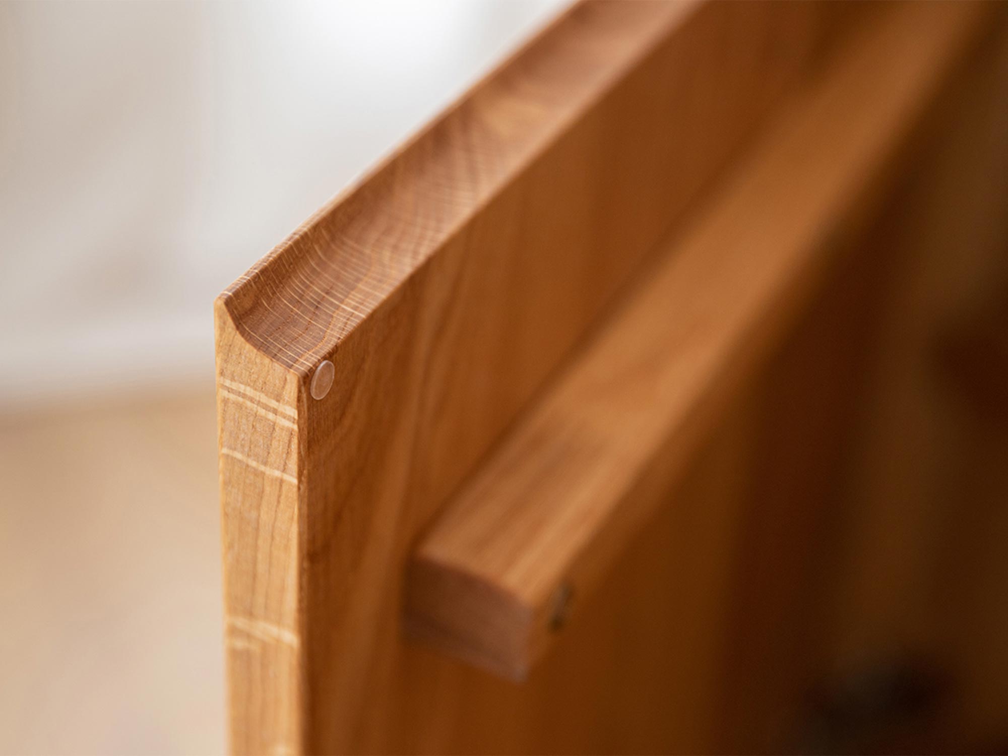 Róg łóżka z drewna z eleganckim frezowaniem w stylu skandynawskim