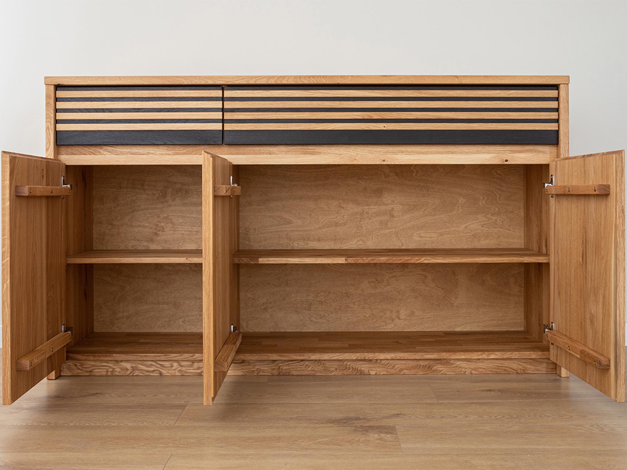 Komoda z litego drewna z pionowymi szafkami i półkami