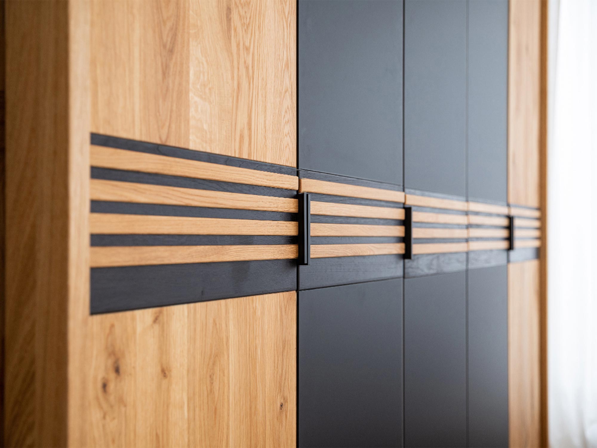 Dekoracyjne lamele czarno-dębowe na frontach szafy