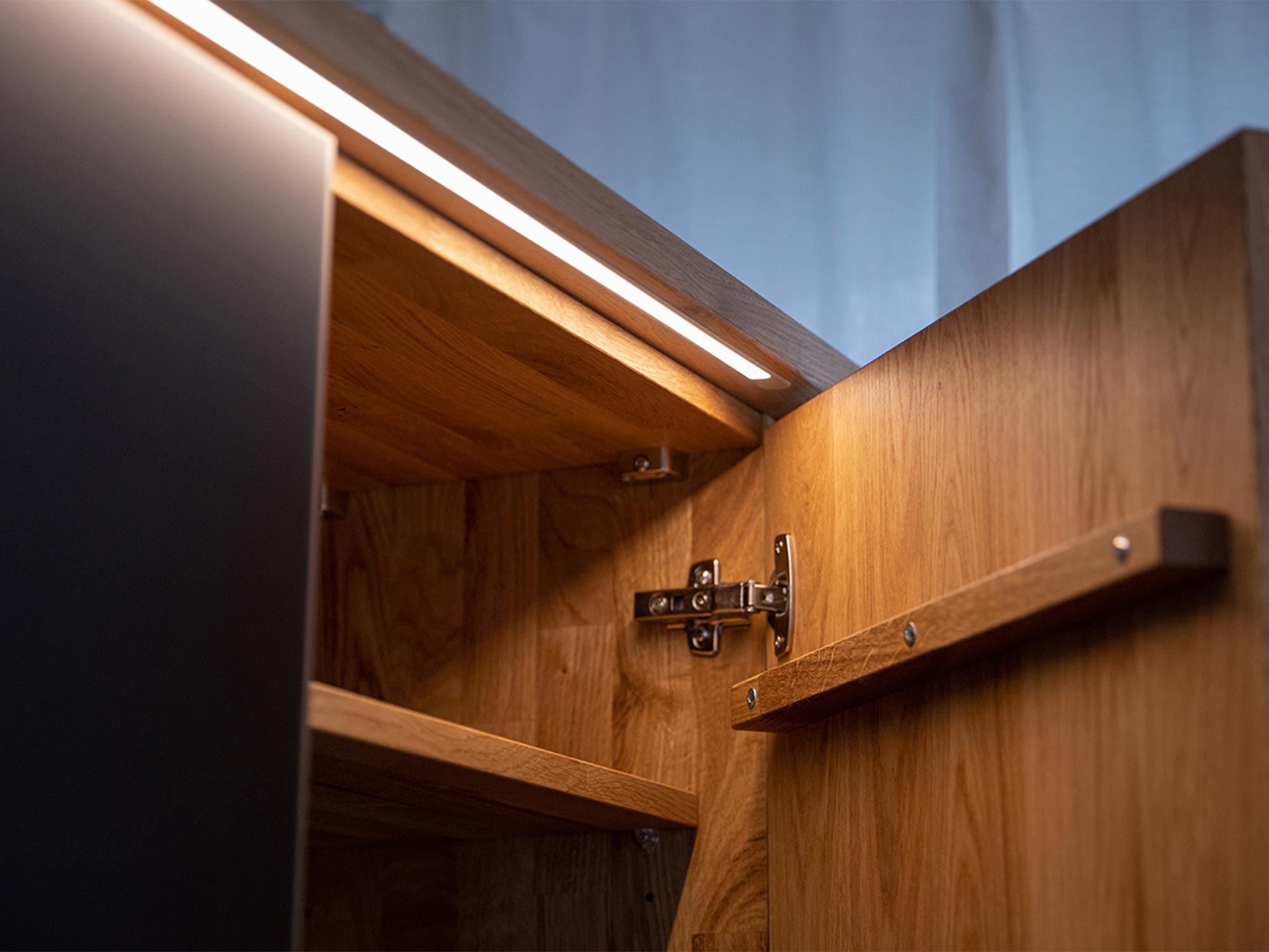 Wnętrze szafy z oświetleniem