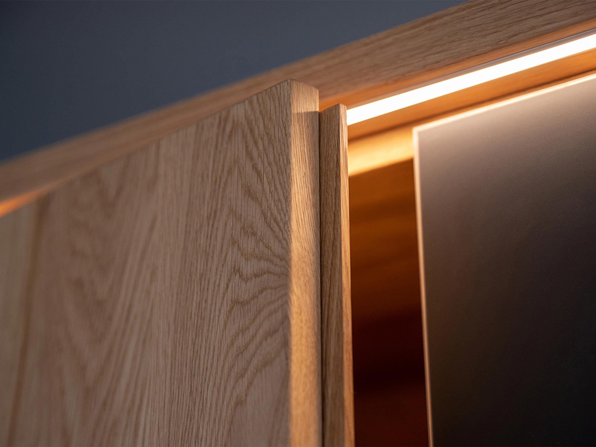 Front szafy z drewna z pionowym uchwytem i podświetleniem