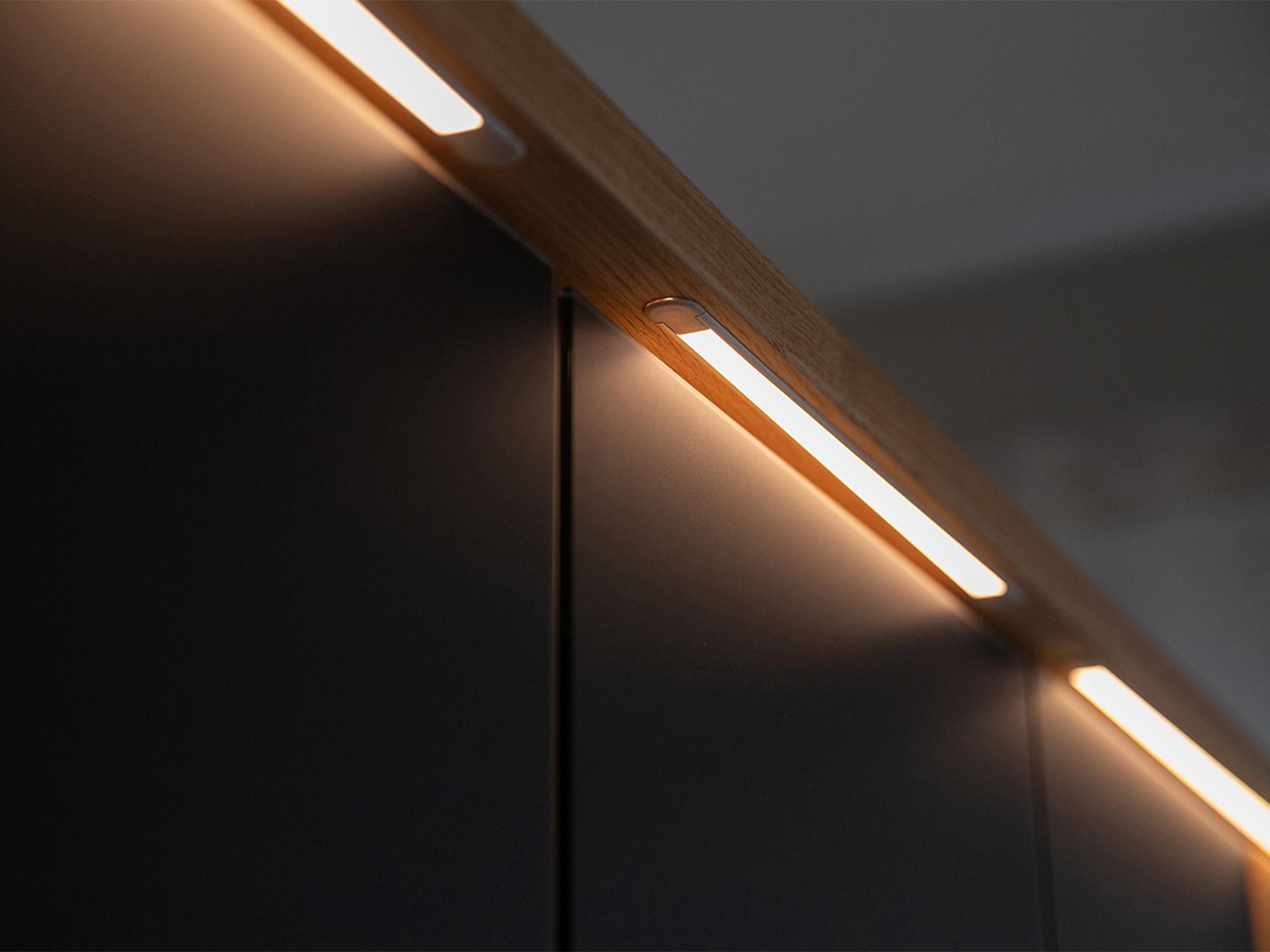 Oświetlenie LED na czarnym froncie szafy w stylu nowoczesnym