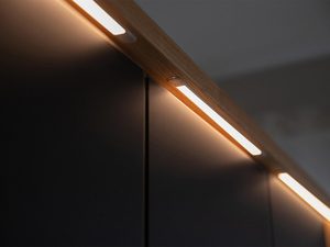 Miniaturka 1 - Oświetlenie LED w górnej części szafy z drewna