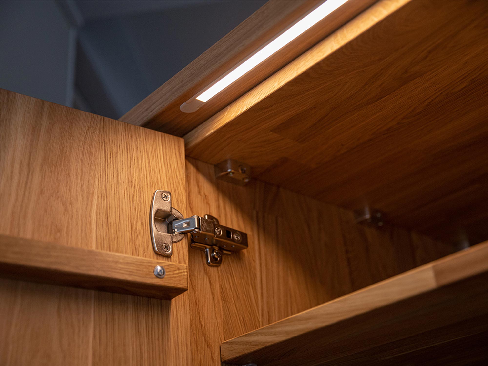 System oświetlenia LED w górnej części mebla dębowego