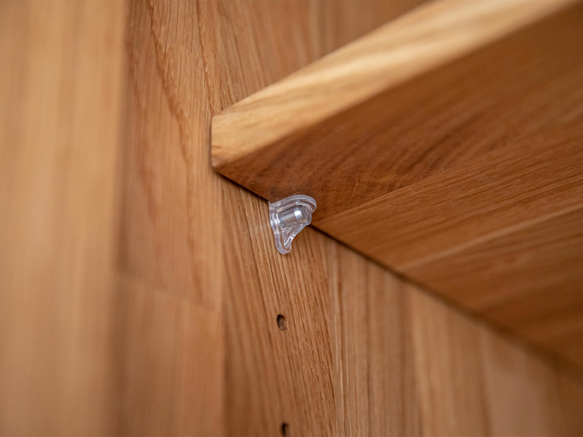 Drewniany uchwyt półki z przezroczystym wspornikiem