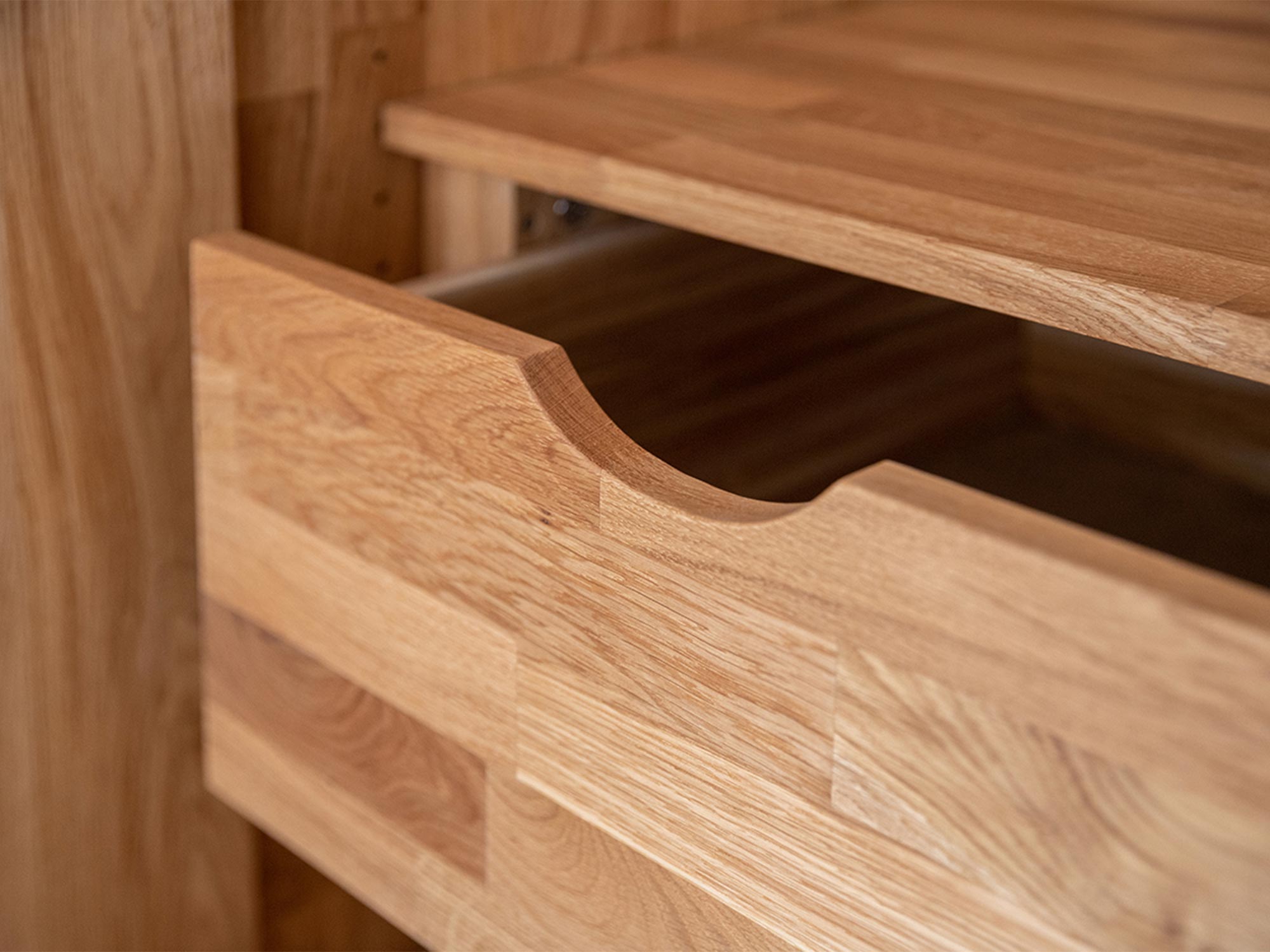Szuflada z frezowanym uchwytem w komodzie z litego dębu