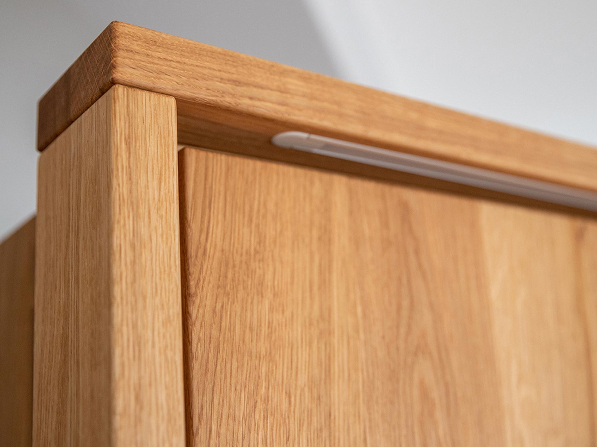 Górna listwa drzwi z drewnianym uchwytem do otwierania