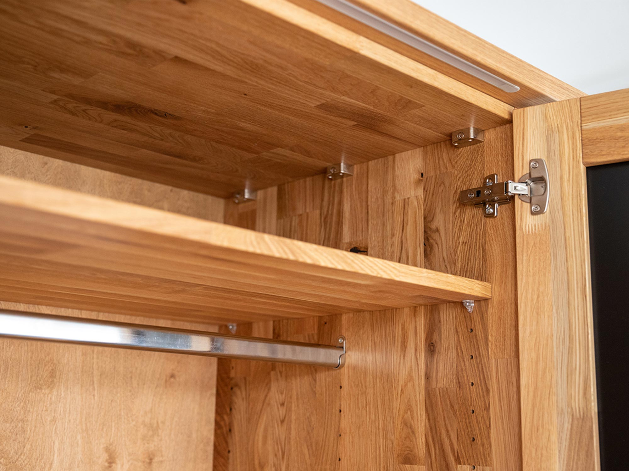 Drążek i półka w szafie z dębu z otworami na regulację