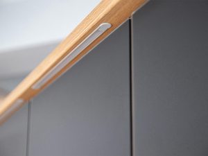 Miniatura 5 - Skříň s černými čely a kovovým úchyty ve stylu loft