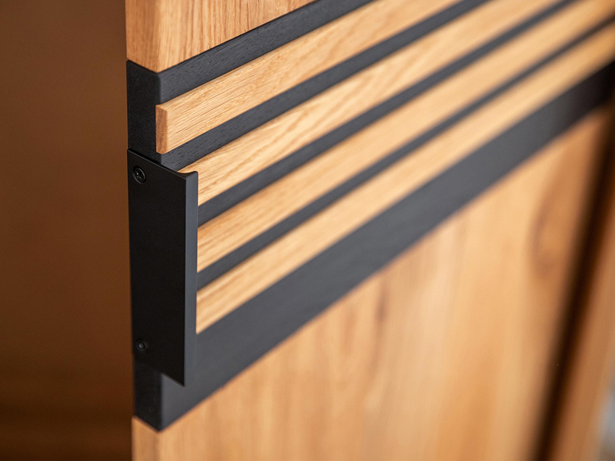 Lamelowy front mebla dębowego z czarnym dekorem