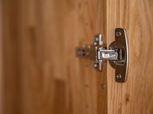 Miniaturka 5 - Zbliżenie na zawias drzwi w meblach dębowych z cichym domykiem