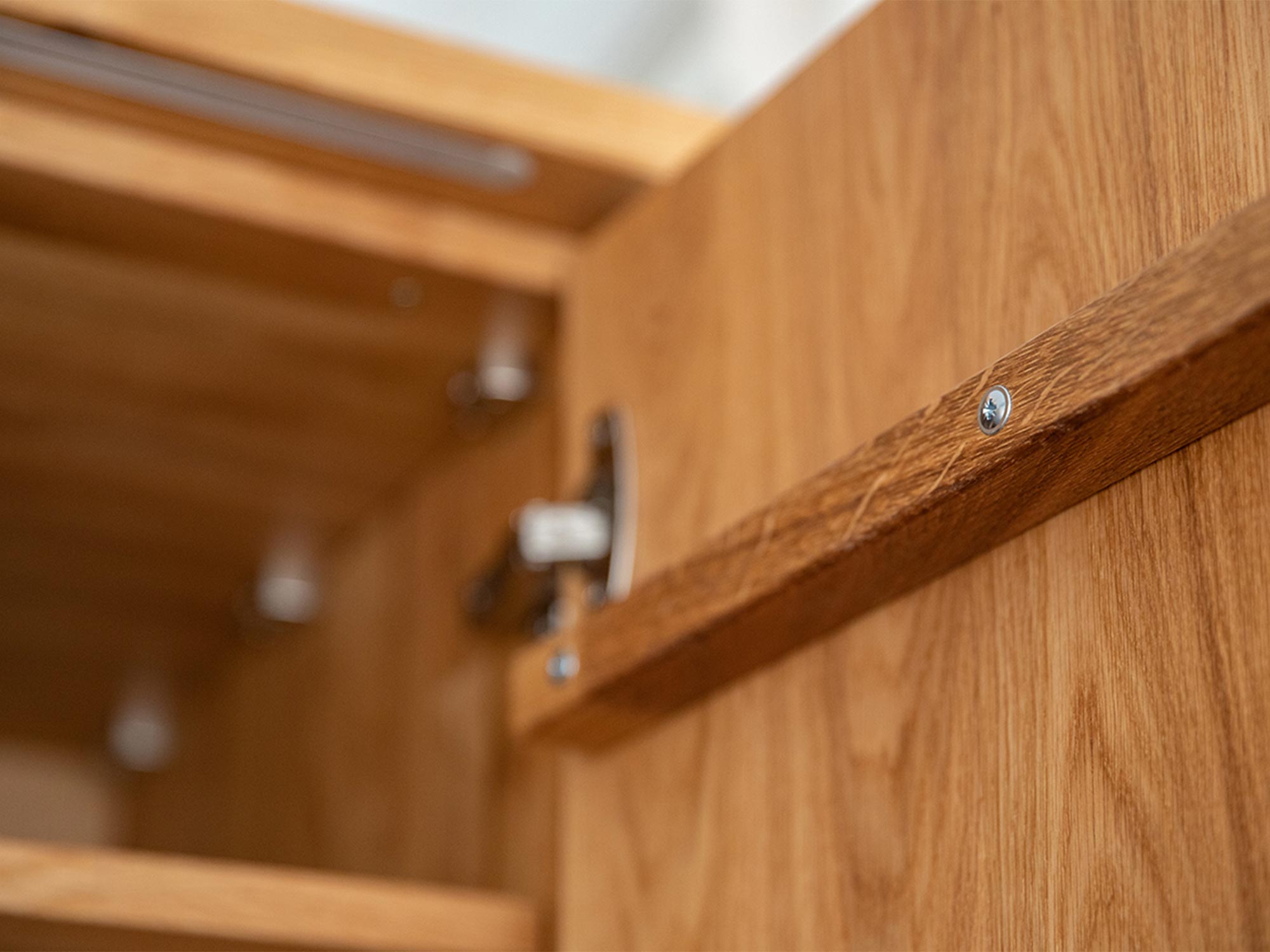 System zawiasów drzwi w meblach z litego dębu