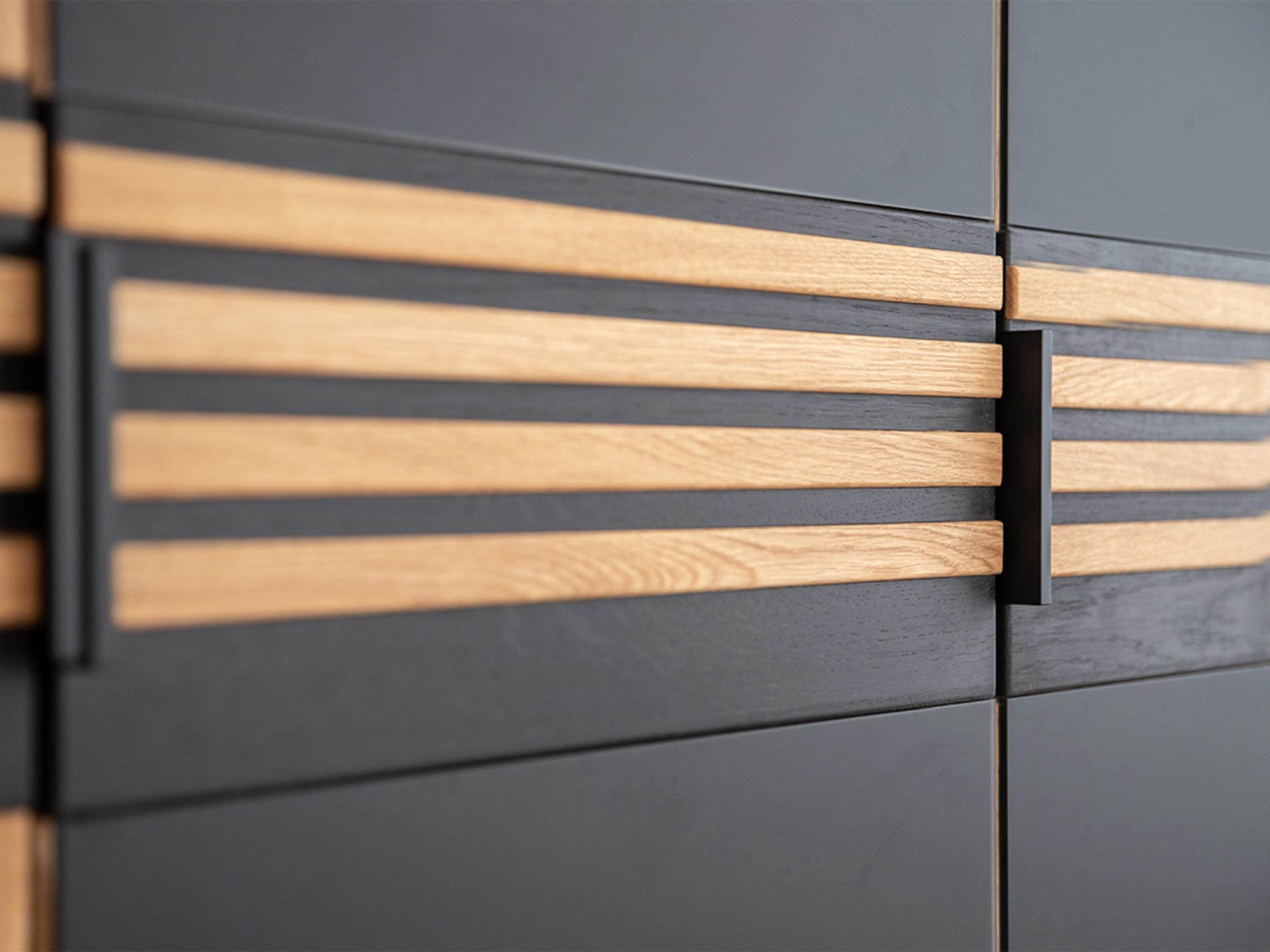 Lamele dekoracyjne w czarno-dębowej zabudowie meblowej