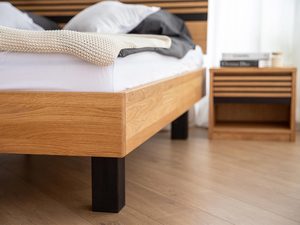 Miniatura 6 - Dřevěná postel s černými nohami v aranžmá ložnice