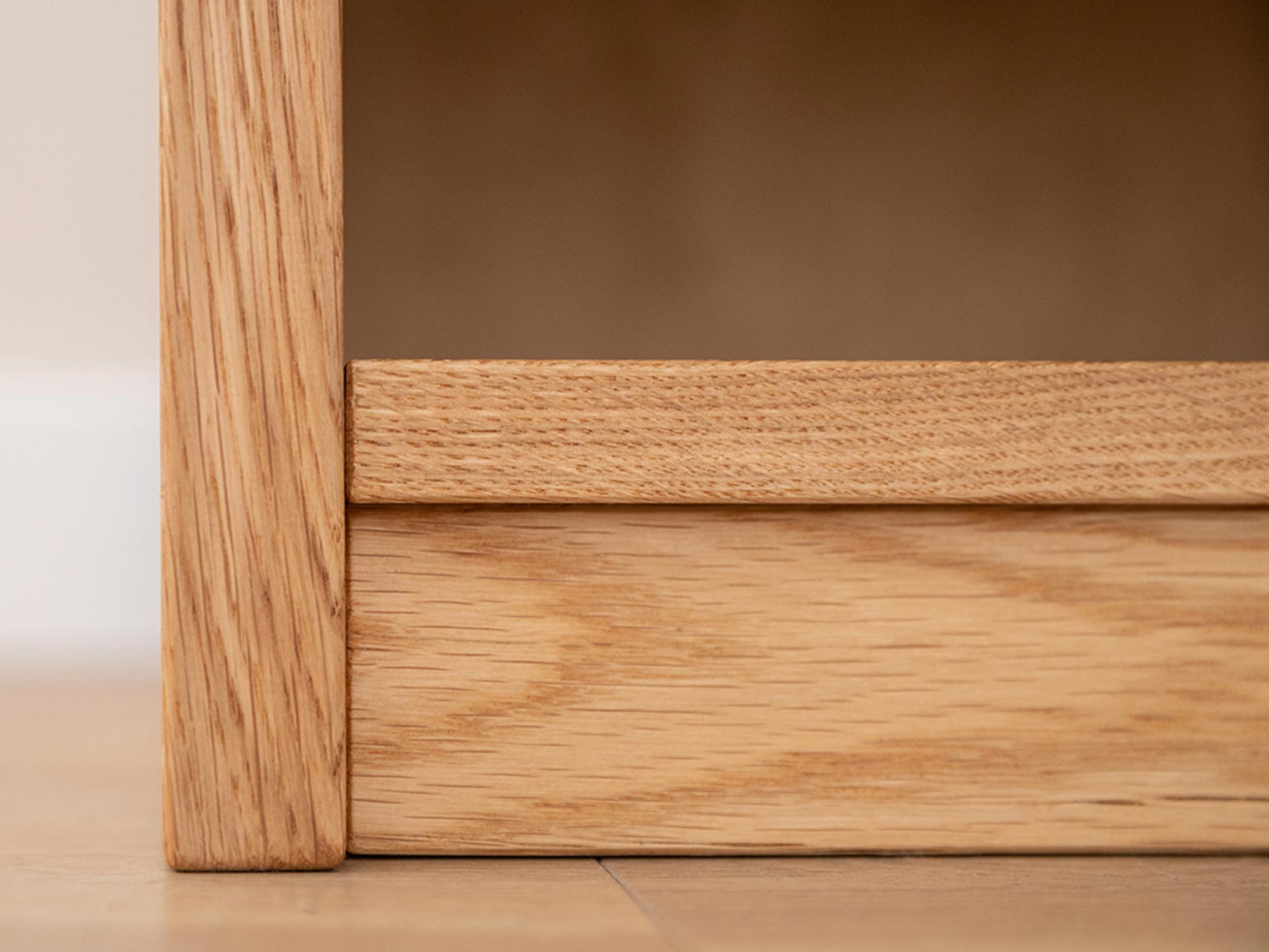 Dolna krawędź frontu szafki z litego drewna dębowego