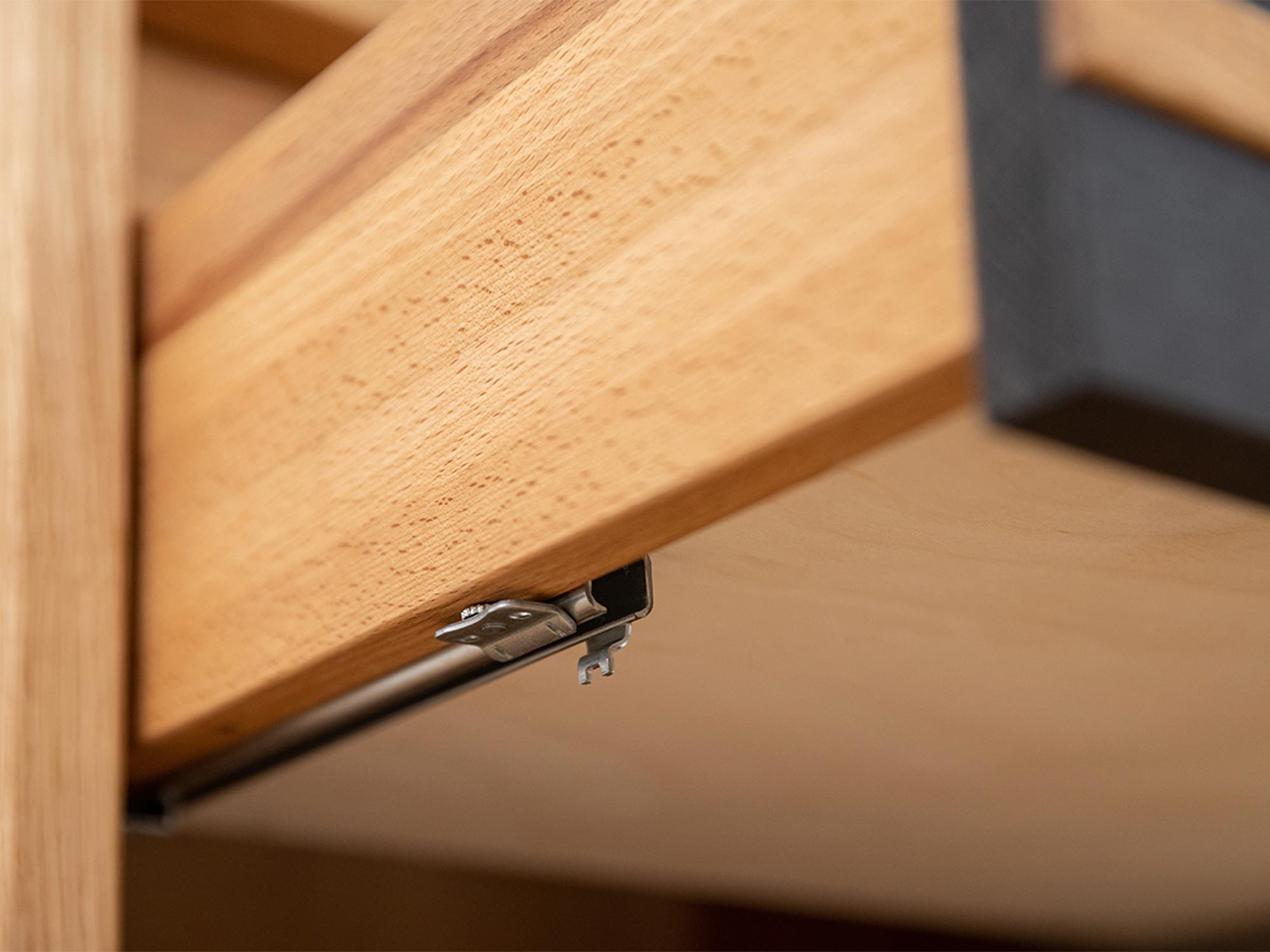 Zbliżenie na zawiasy i system otwierania komody z dębu