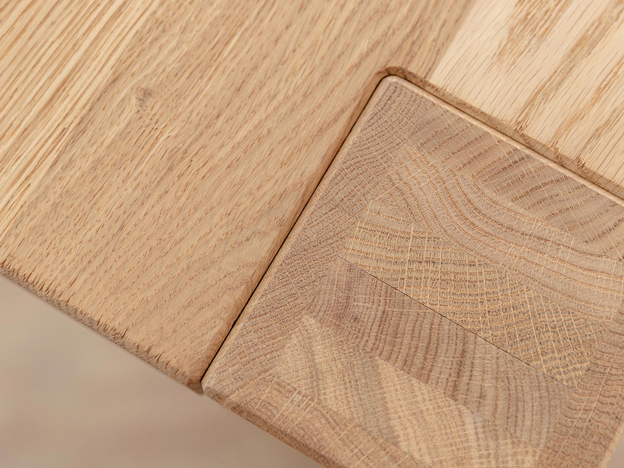 Połączenie blatu i nogi dębowego stołu z widocznym rysunkiem słojów