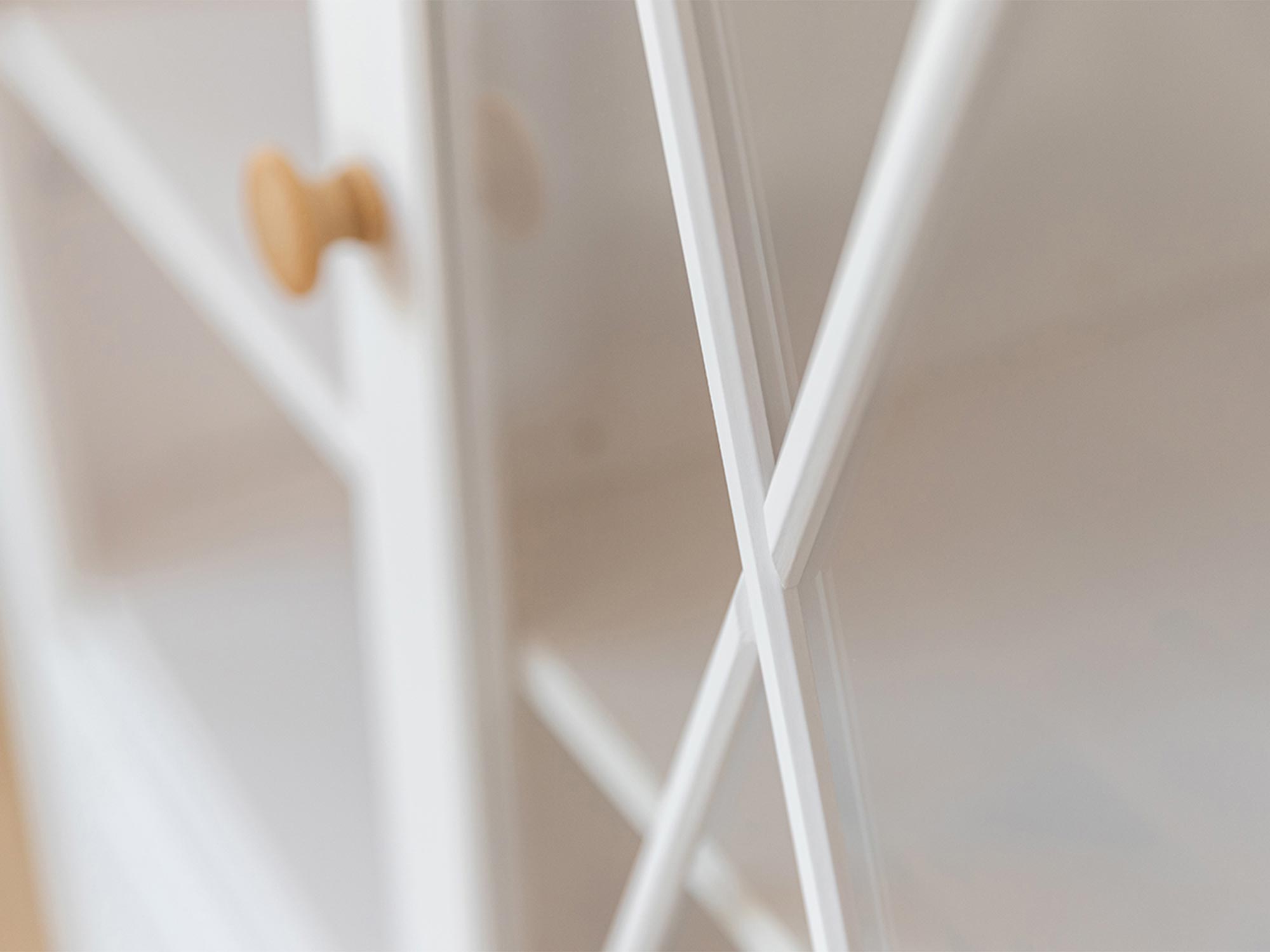 Zbliżenie na dekorację krzyżową w szklanych drzwiach