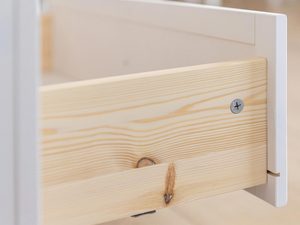 Miniaturka 2 - Blat z litego drewna w komodzie w stylu prowansalskim