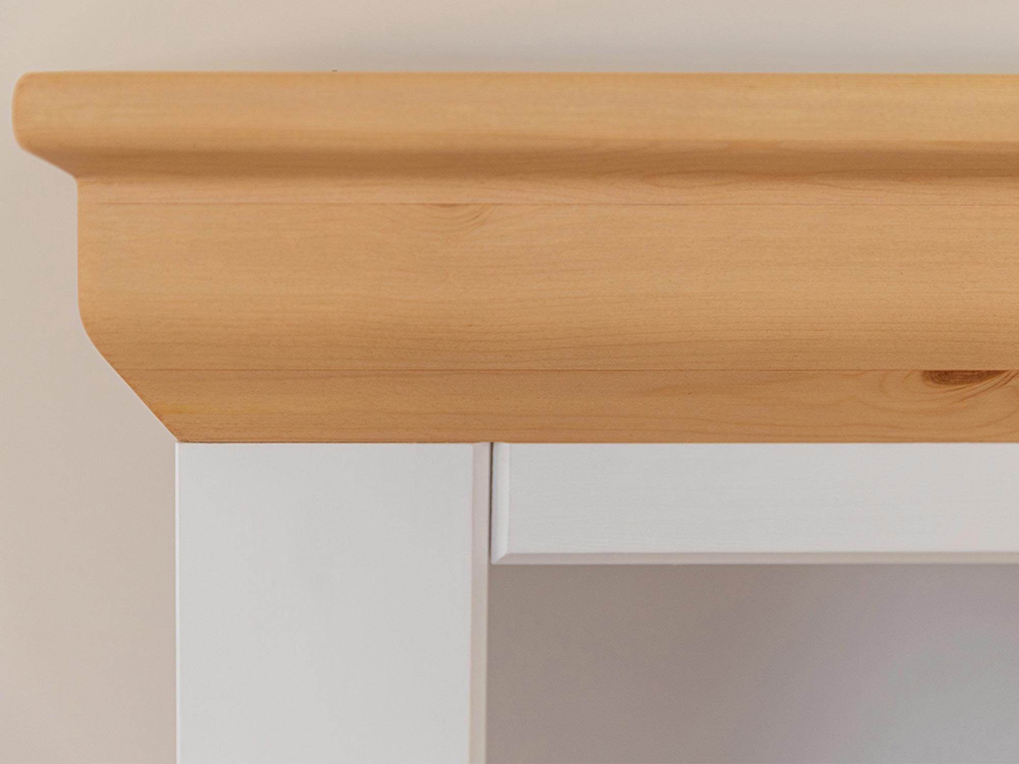 Blat z naturalnego drewna z fazą na tle białego mebla