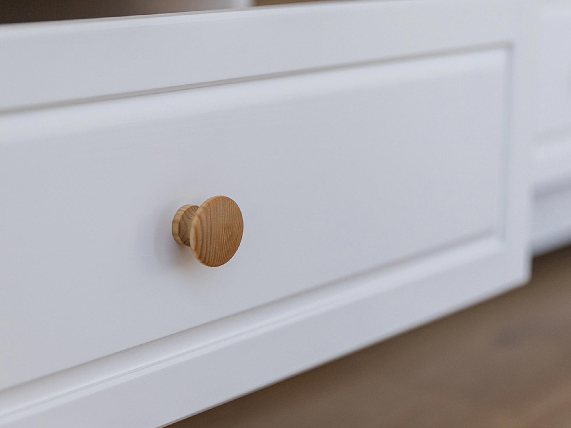 Szuflada z białym frontem i stylowym uchwytem