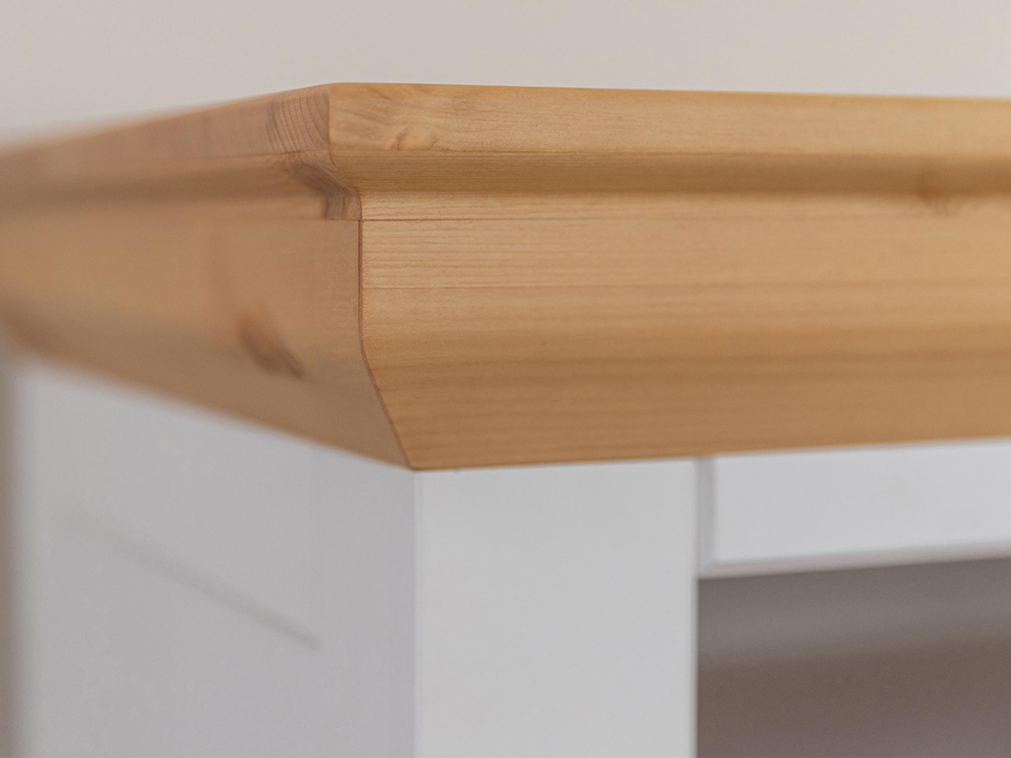 Gzyms z naturalnego drewna na komodzie prowansalskiej