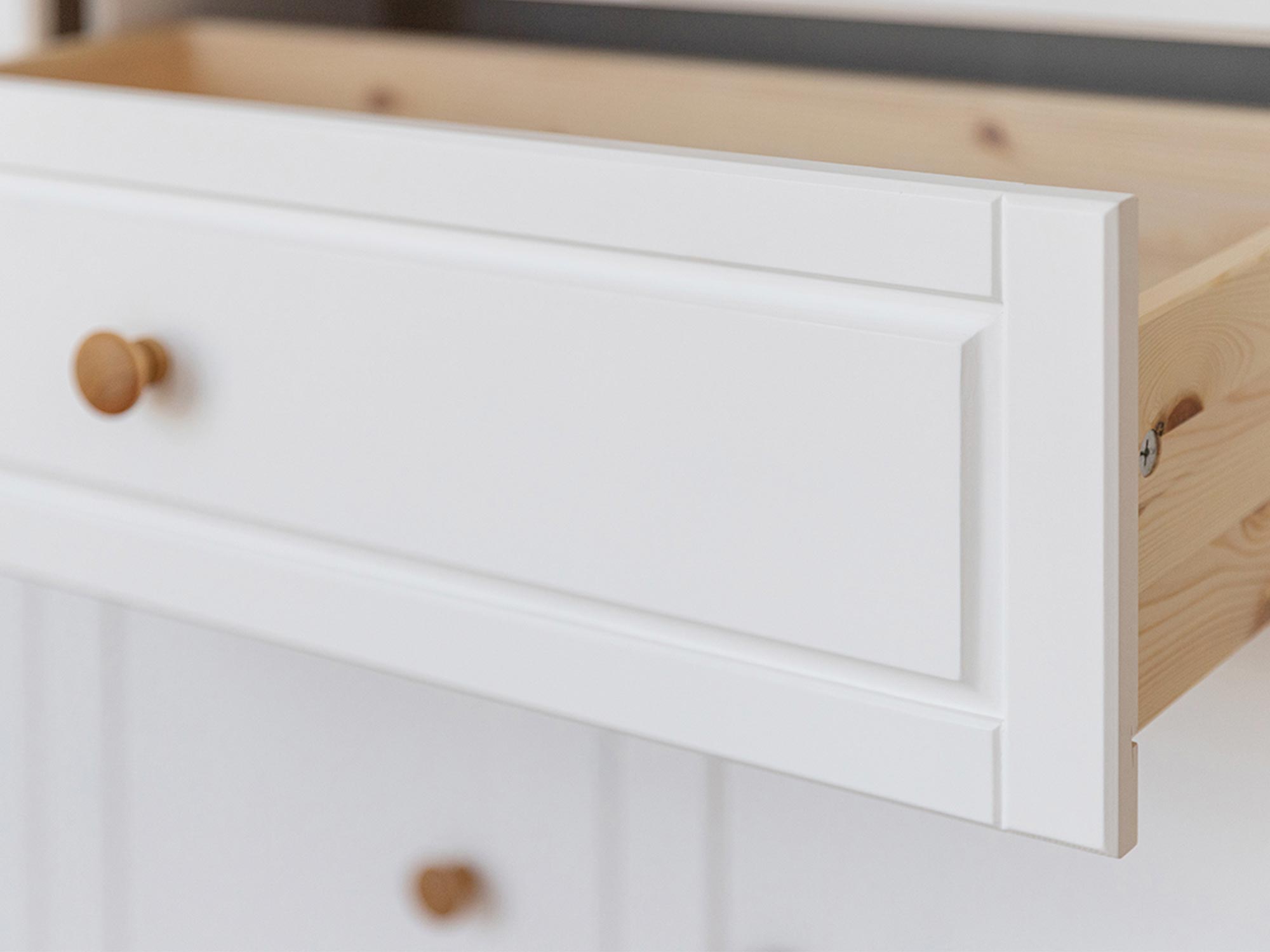 Drewniany uchwyt w stylu rustykalnym na tle białego frontu