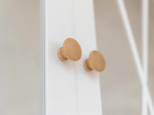 Miniatura 3 - Dřevěné úchyty v klasickém tvaru na pozadí frontu