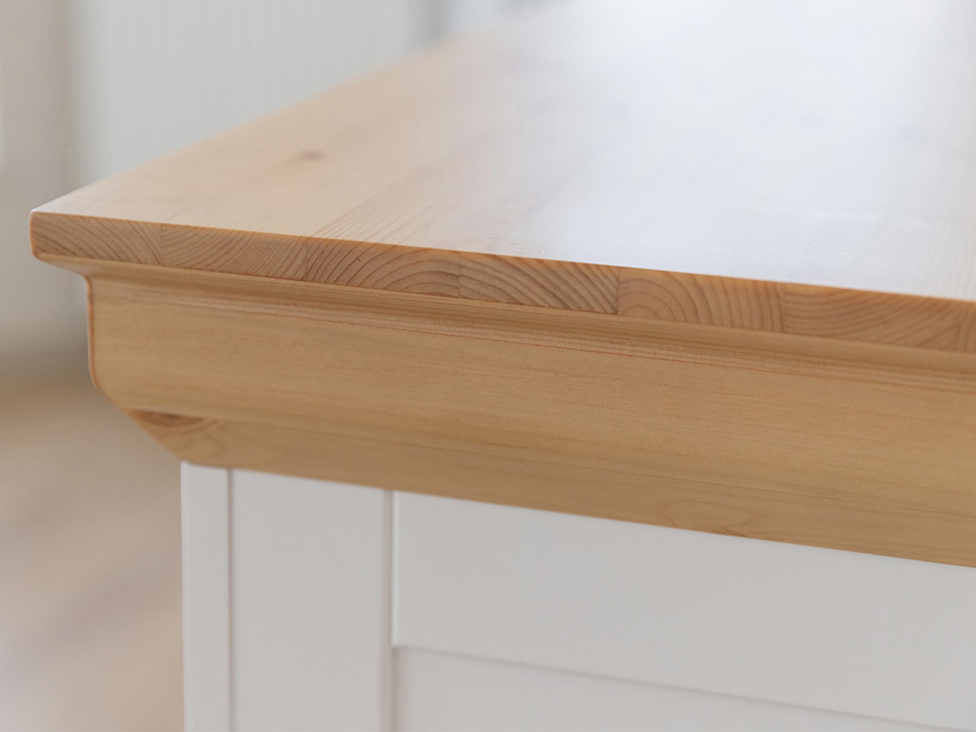 Biała szafka RTV z drewnianym blatem w stylu rustykalnym