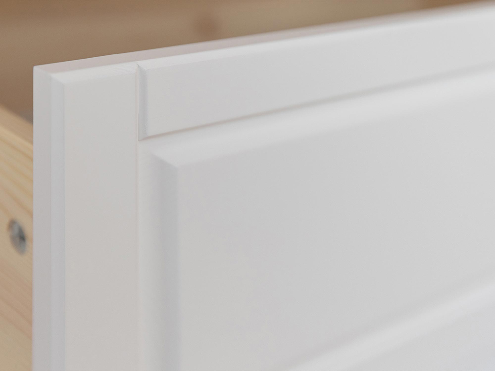 Zaokrąglone krawędzie na frezowanych drzwiczkach szafki