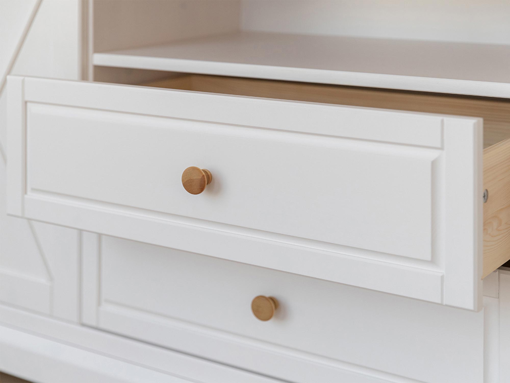 Biała komoda z trzema szufladami i dekoracyjnym cokołem