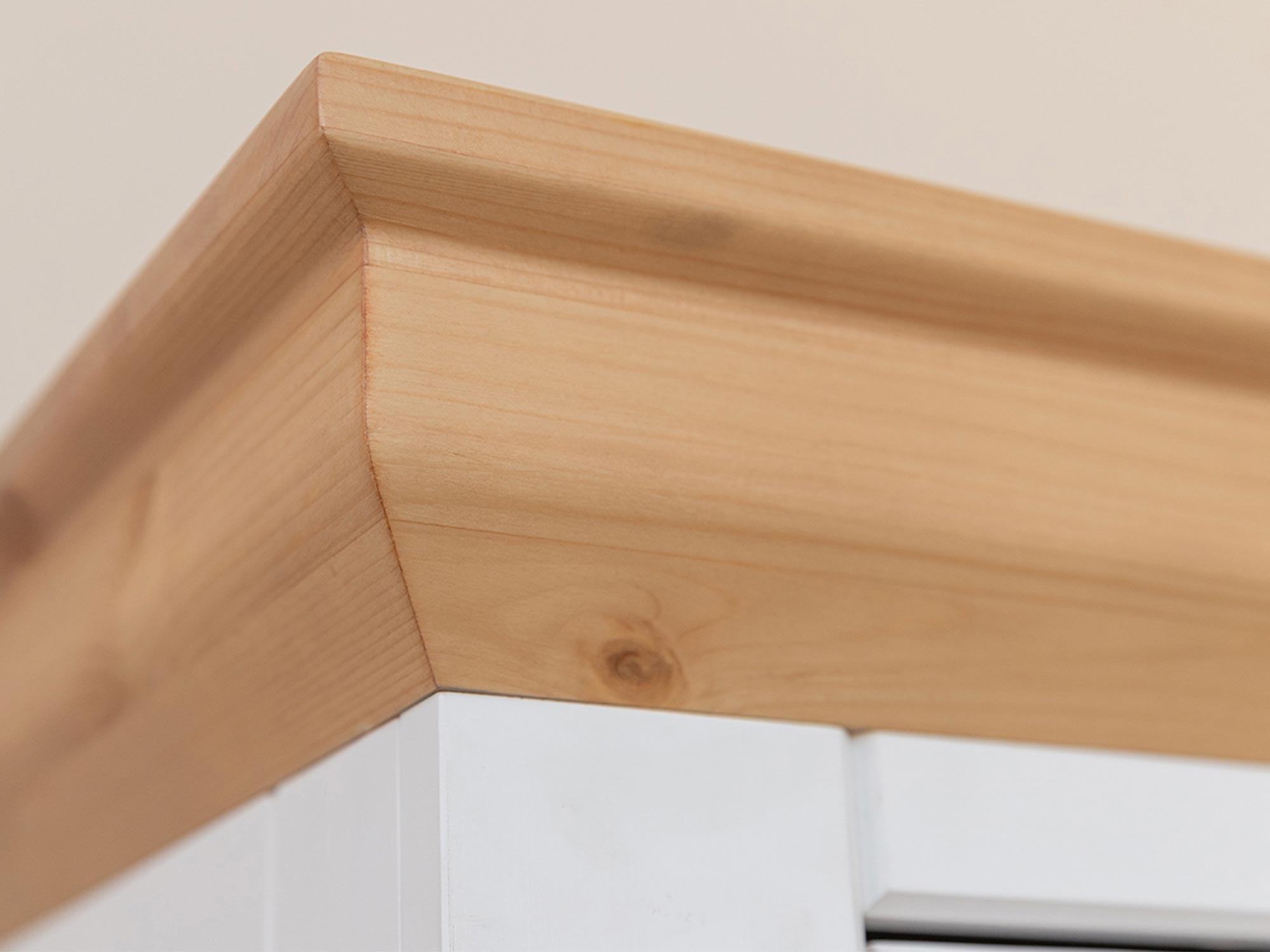 Zaokrąglony rant frontu w komodzie z frezowaniem