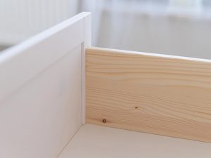 Miniaturka 6 - Zbliżenie łączenia płyty MDF i płyty sosnowej w szufladzie