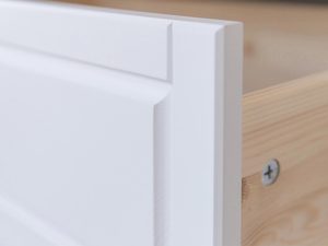 Miniaturka 6 - Frezowany front szafki prowansalskiej z białym wykończeniem