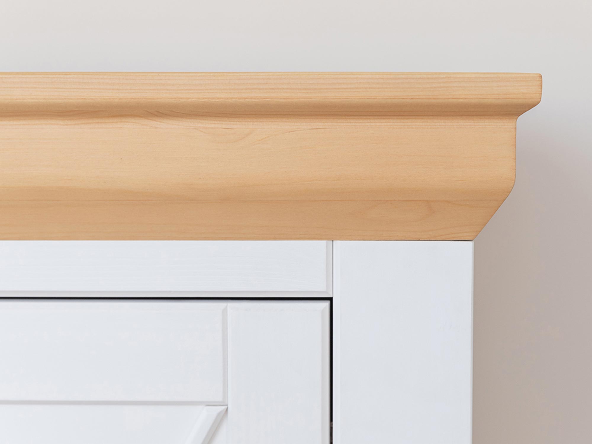 Dekoracyjny blat z sosny na białej podstawie komody