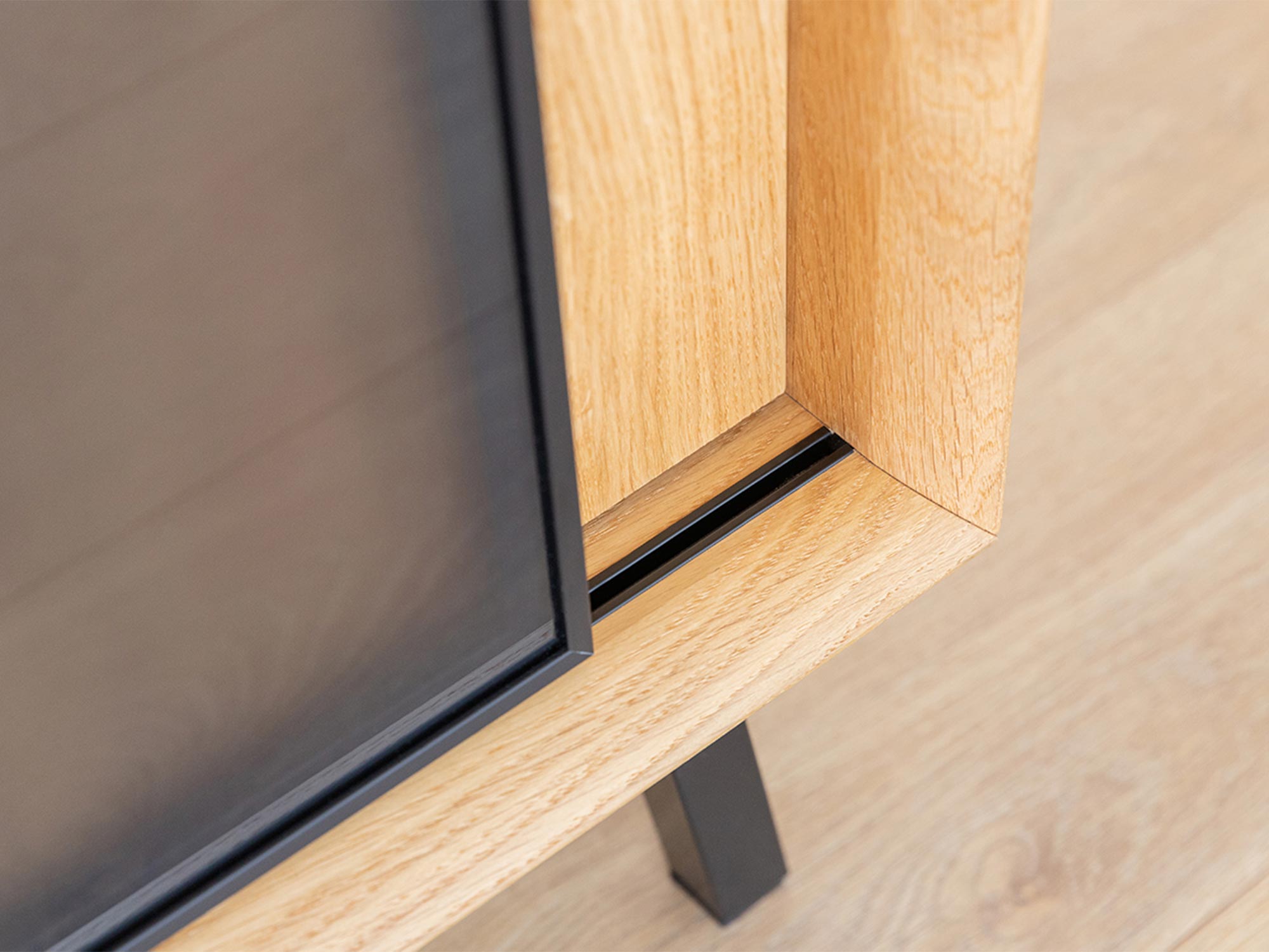 Witryna z czarną szybą i ramą z litego drewna dębowego