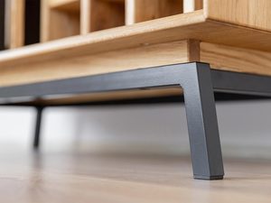 Miniaturka 2 - Czarna stalowa noga pod komodą z dębu