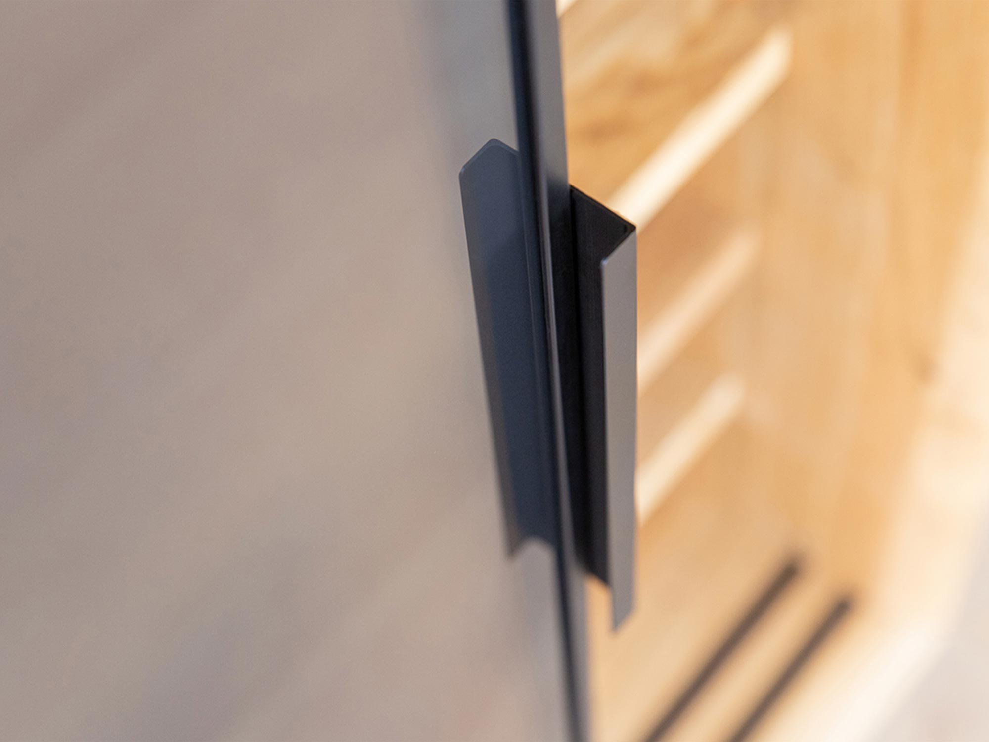 Przeszklony front z czarną ramą i elegancką geometrią