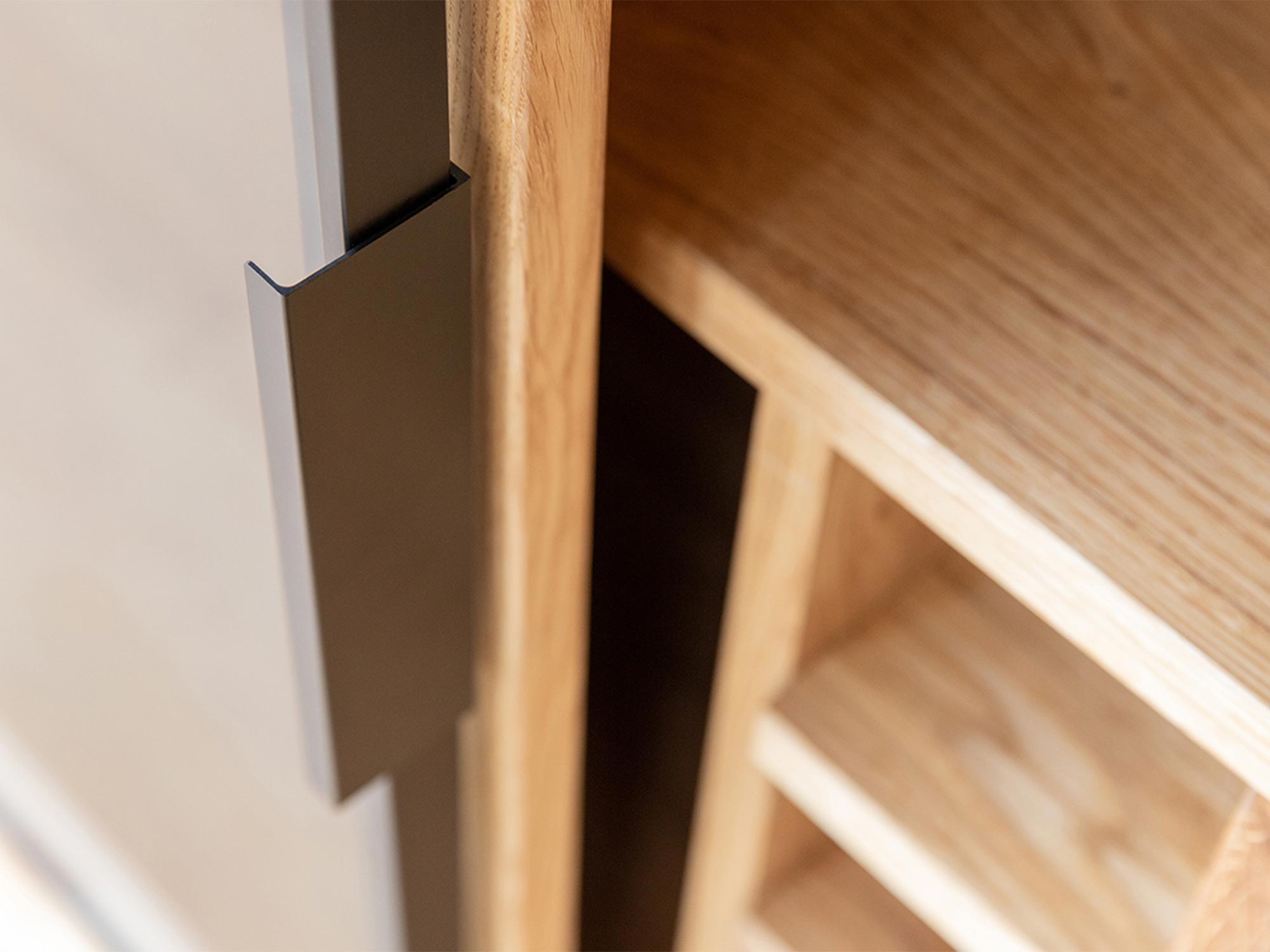 Czarne uchwyty we frontach z naturalnego drewna