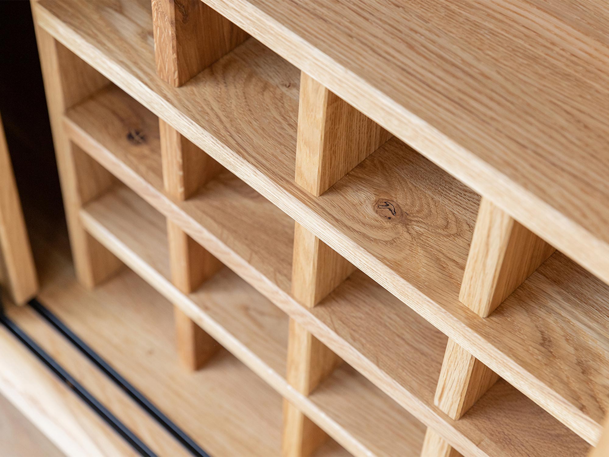 Loftowy regał z podziałem na wino z drewna dębowego