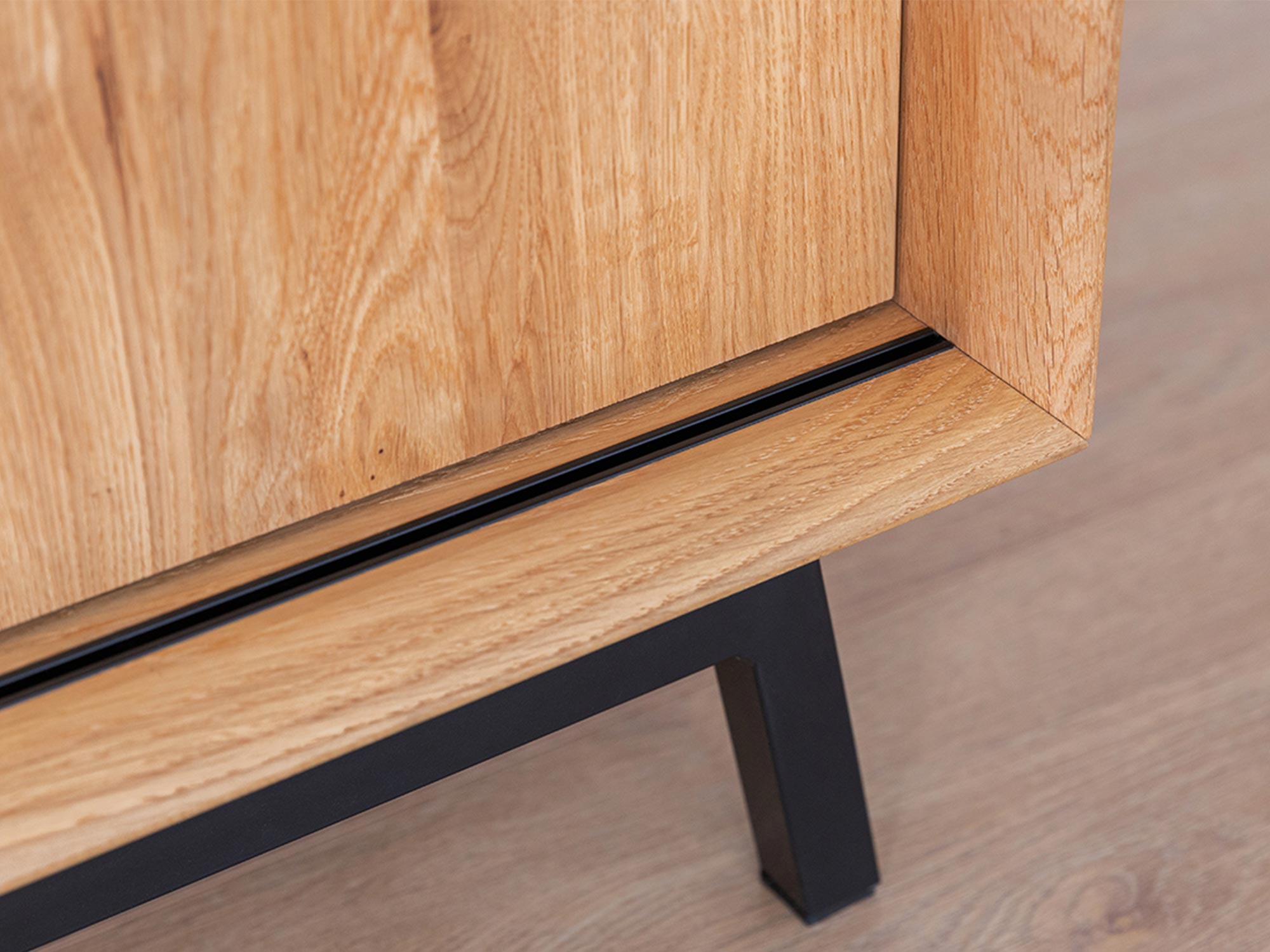 Komoda RTV z dębu i czarnymi nogami w industrialnej aranżacji