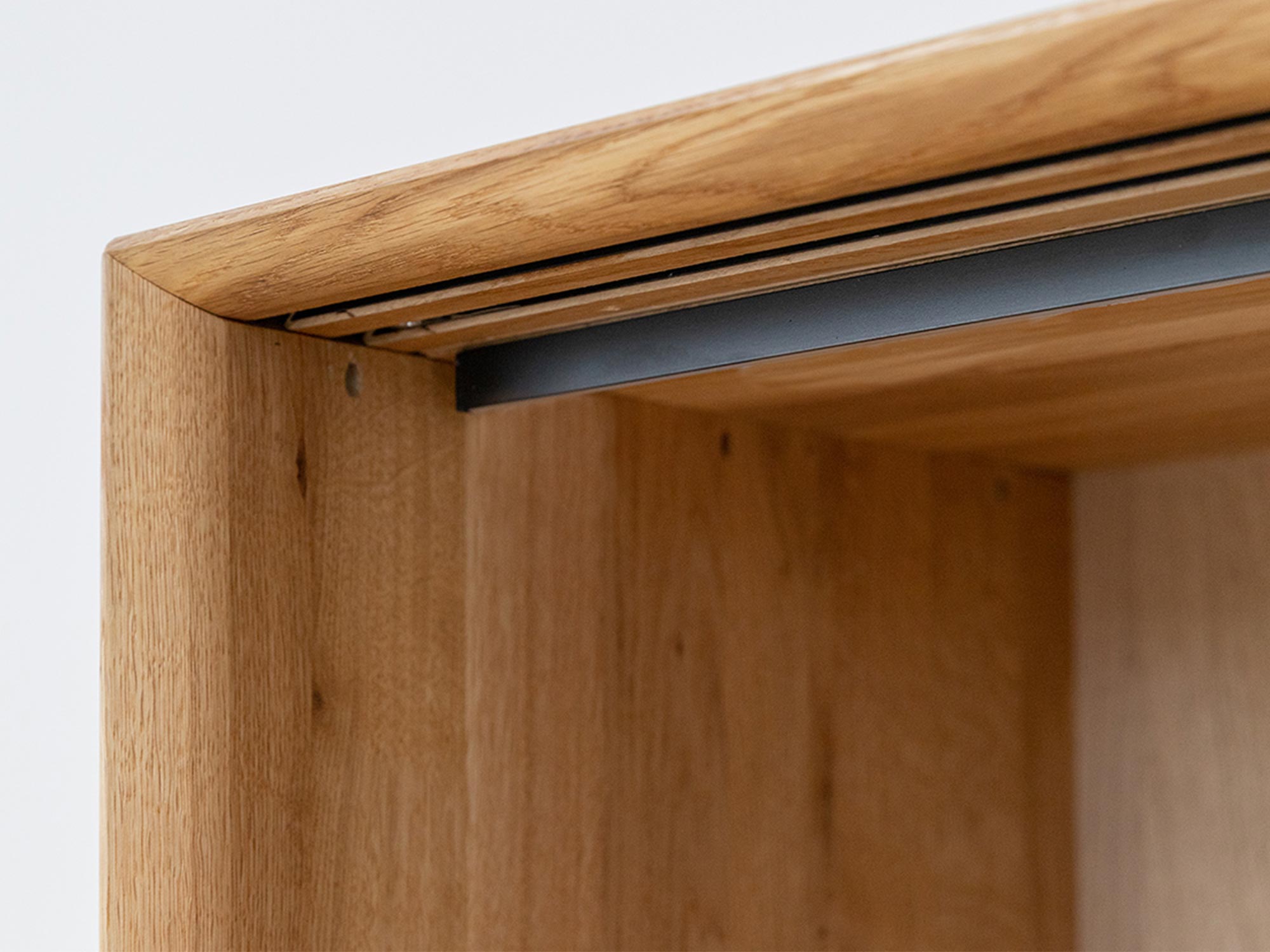 Detal czarnej metalowej nogi i konstrukcji loftowej