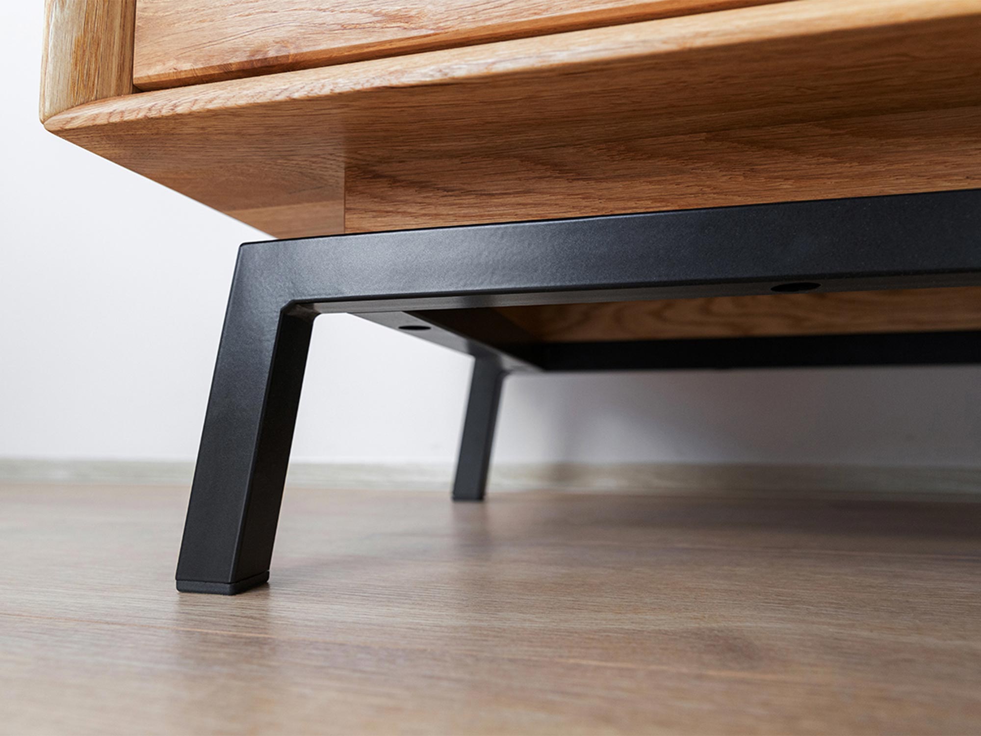 Noga mebla z czarnej stali w stylu loftowym pod szafką RTV