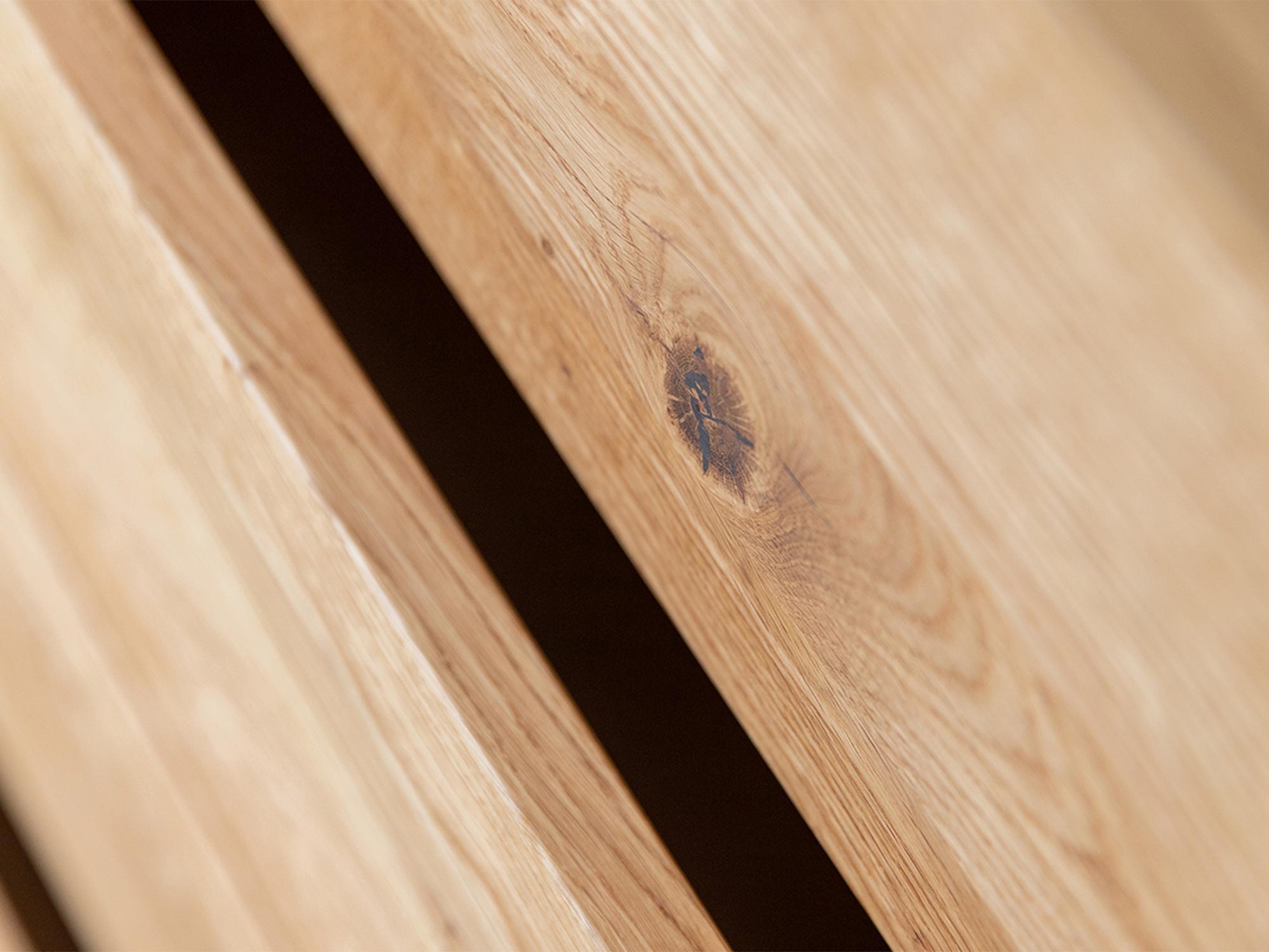 Rysunek słojów drewna dębowego w meblach loftowych